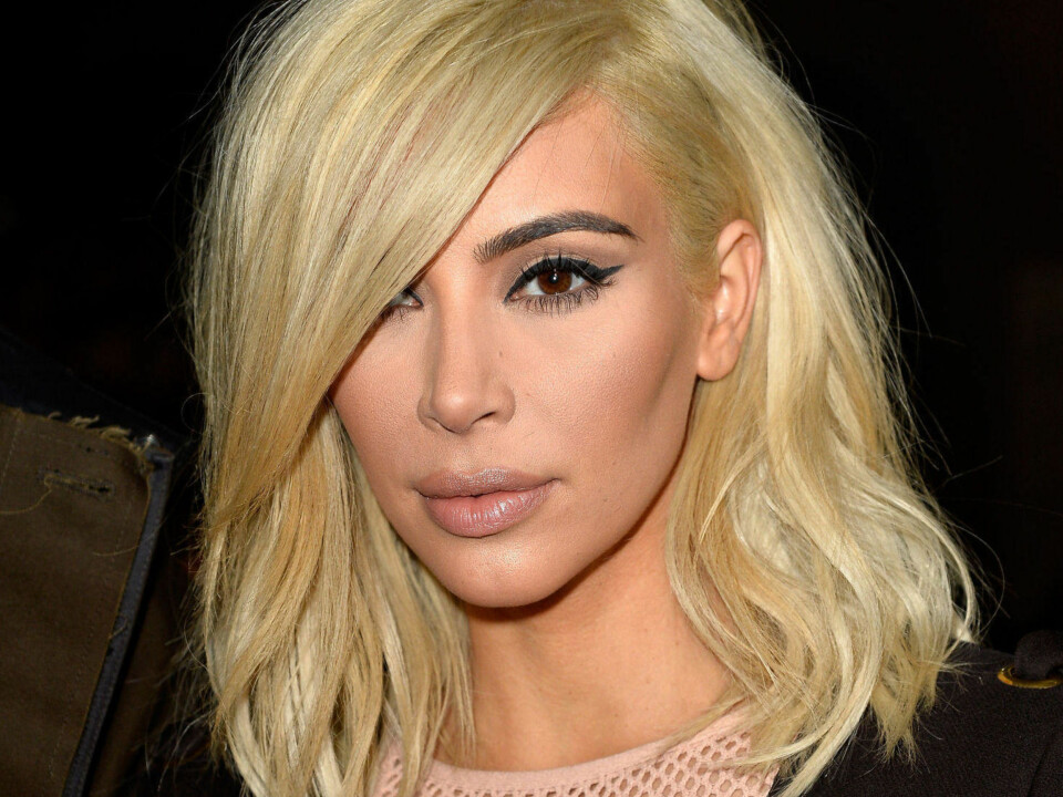 TRENDSETTER: Kim Kardashian har nok startet nok en trend med sin platinablonde farge. Da hun farget det for første gang hadde imidlertid håret gultoner, som forsvant etter en liten oppfriskning hos frisøren.