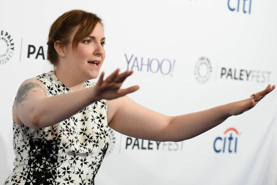 FESTKLAR: Lena Dunham ankommer Paleyfesten i Los Angeles søndag 8.mars.
