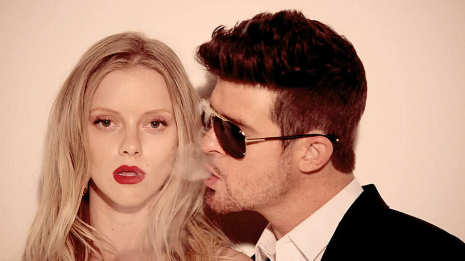 BLURRED LINES: Både sangen og musikkvideoen til Robin Thicke fikk mye oppmerksomhet da den kom. Mange mente musikkvideoen glorifiserte overgrep. Foto: Skjermdump / Youtube