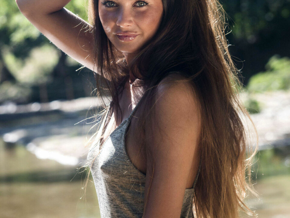 NY GJEST: Elin kommer inn på Paradise Hotel i kveld.