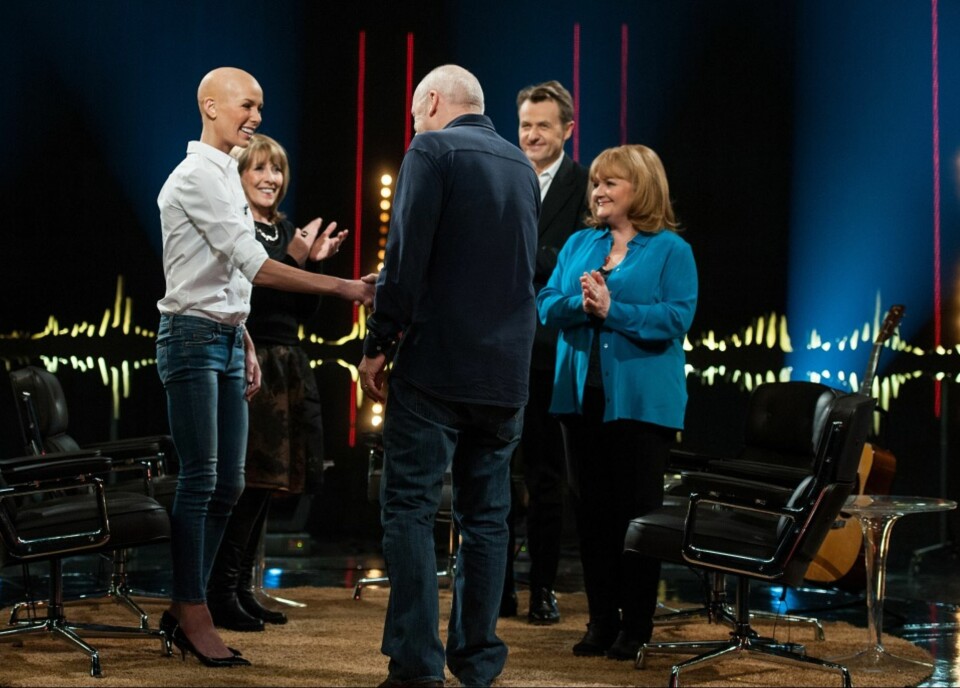 GUNHILD STORDALEN hilser på Fredrik Skavlans andre gjester i kveldens program.