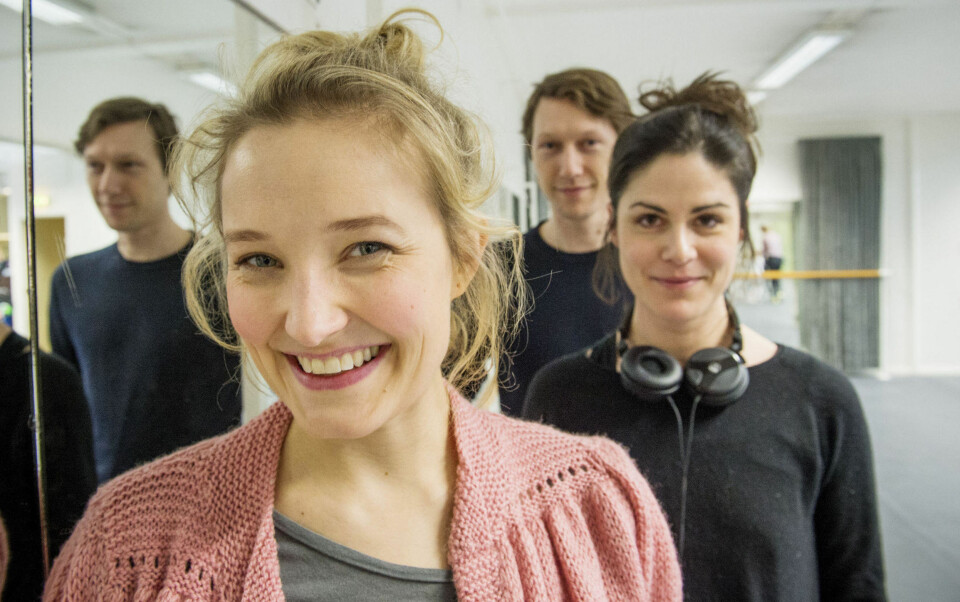 OPPTAK: Ine Marie Wilman, Simon J. Berger og Anne Sewitsky på settet under innspillingen av filmen.