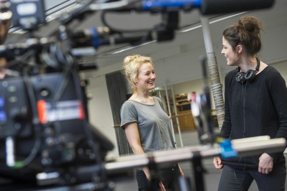 GOD KJEMI: Ine Marie Wilman og Anne Sewitsky på settet under innspillingen av filmen.