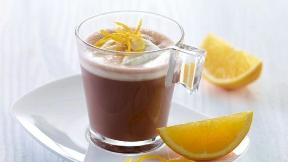 PÅSKEGUL VARIANT: Kakao med krem og appelsin, med revet appelsinskall på toppen.