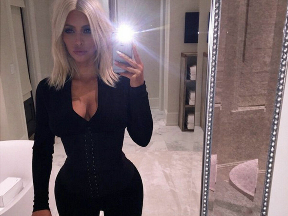 ETTBARNSMOREN Kim Kardashian viser gjerne frem hvordan hun fpr hjelp til å fremheve sine kvinnelige former.