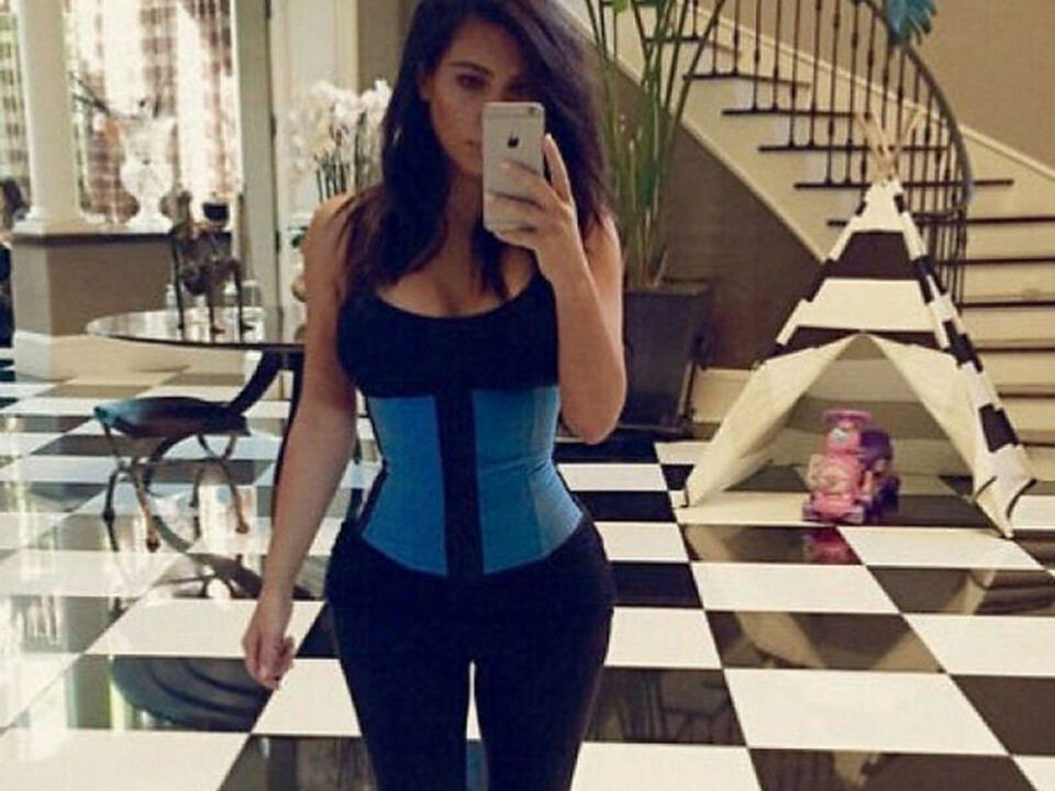 I KORSETT: Kim Kardashian har ingen problemer med å innrømme at hun får hjelp til å forme kroppen.