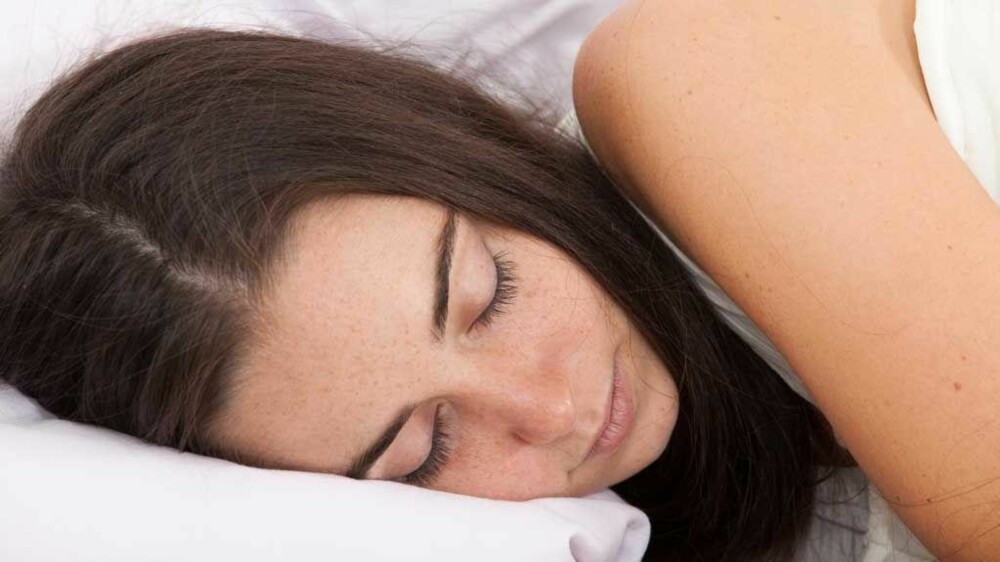 SOVER BEDRE NÅR DET ER KJØLIG: Mange sliter med søvnen når de varme sommernettene kommer.