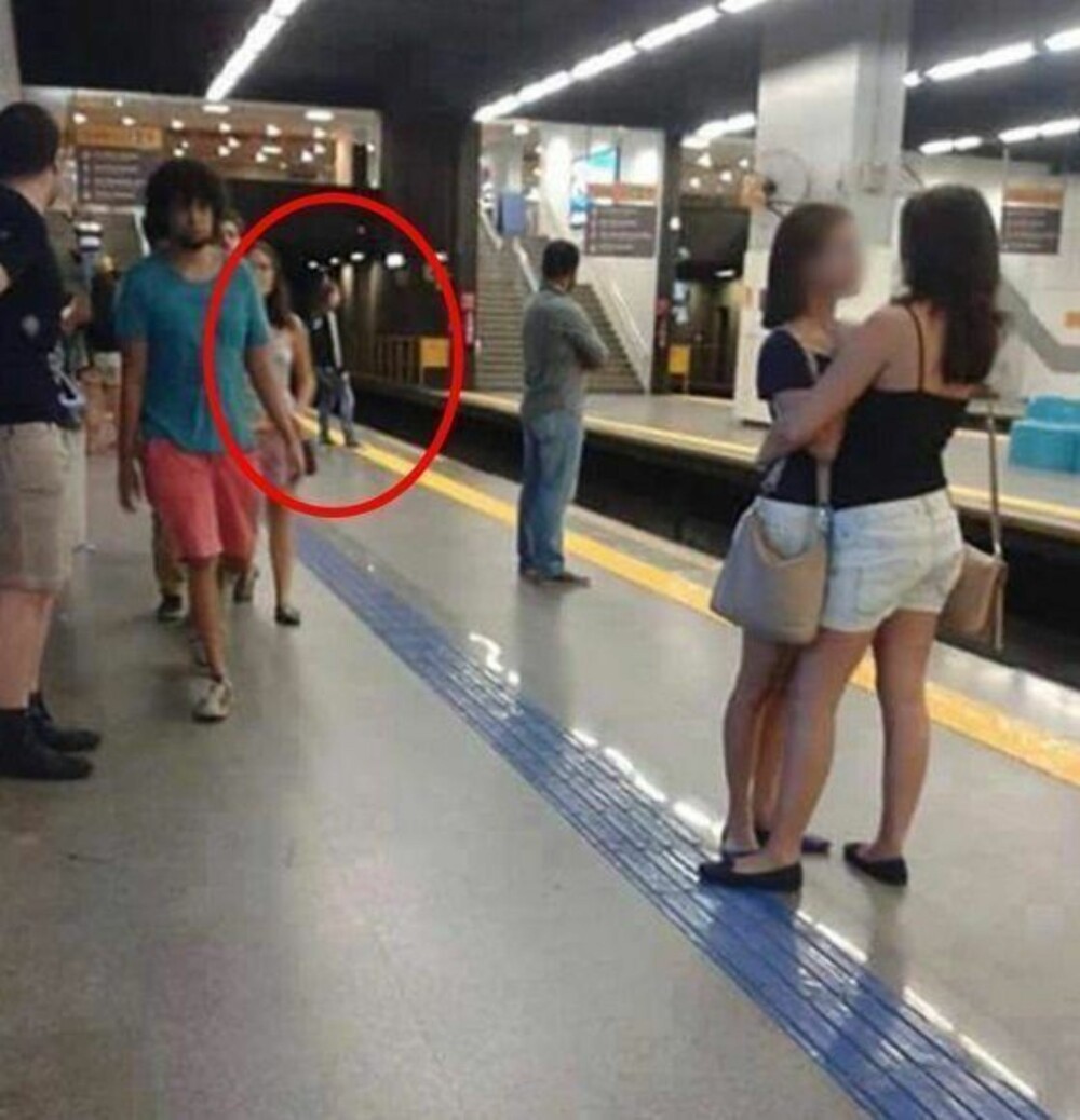STÅR PÅ DEN GULE STREKEN: I realiteten var det ikke det lesbiske paret som provoserte brasilianeren, men mannen som sto og ventet på toget i bakgrunnen. Foto: Facebook / Nelson Felippe