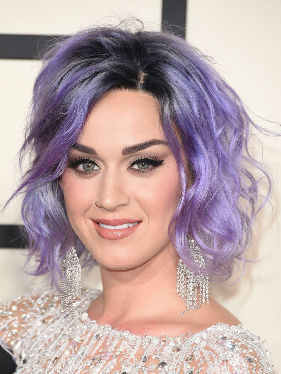 I FEBRUAR dukket Katy Perry opp med lilla hår under Grammy-utdelingen.