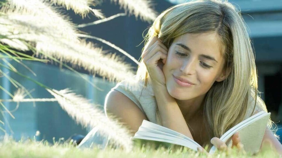 MOT STRESS: Å lese kan gi deg den roen du trenger for å  stresse ned.