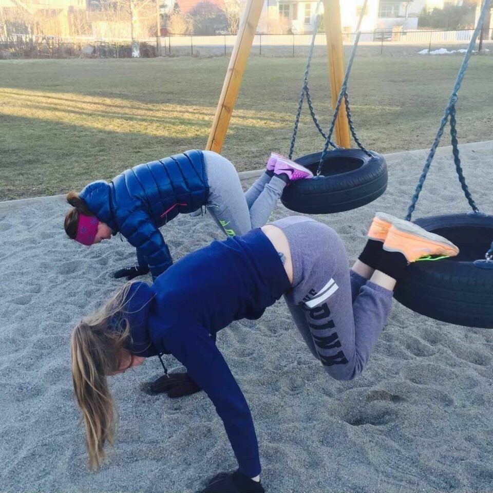 EN LEKEPLASS I NÆRHETEN? Tren der da vel. Monica sammen med datteren ute på lekeplassen for å trene.