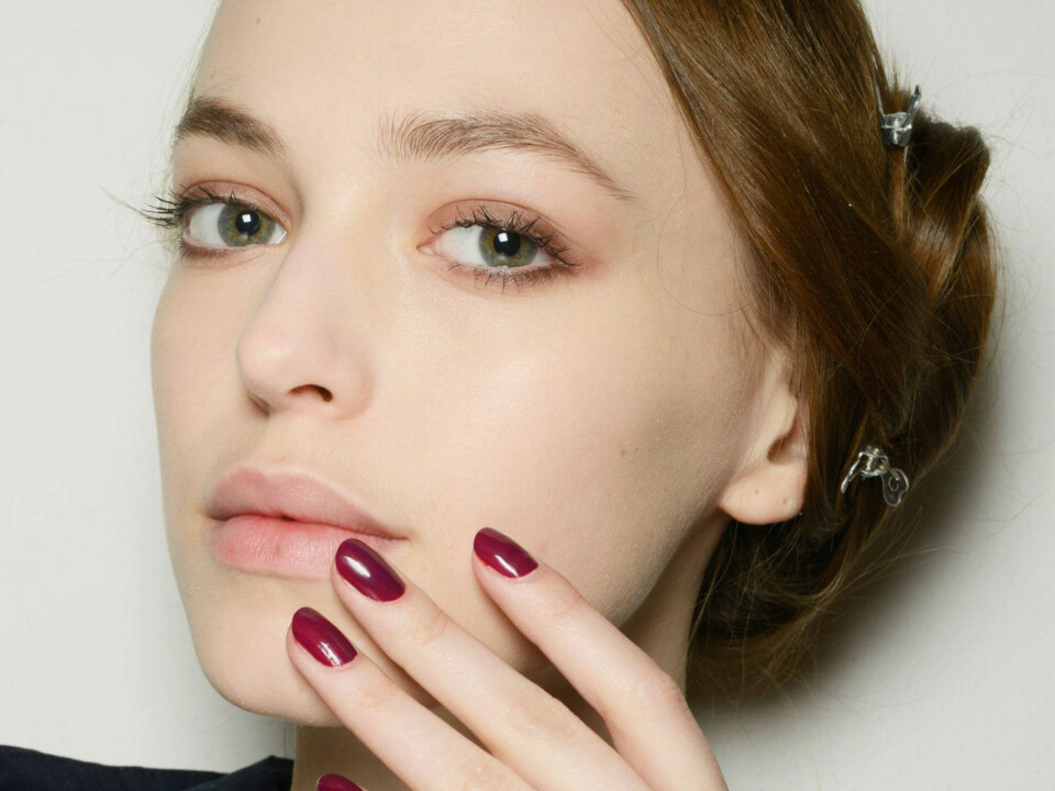 SORTE PRIKKER er et svært vanlig problem, og dukker ofte opp på nesen. Hudterapeut Anne Kathrine Hansen anbefaler en behandling som fjerner døde hudceller i huden. Ofte vil disse inkludere en form for syre.