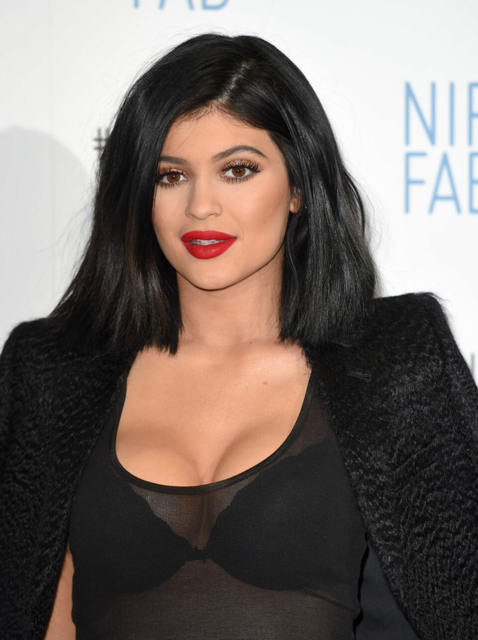 Forsøker å kopiere Kylie Jenners lepper med flaskehals