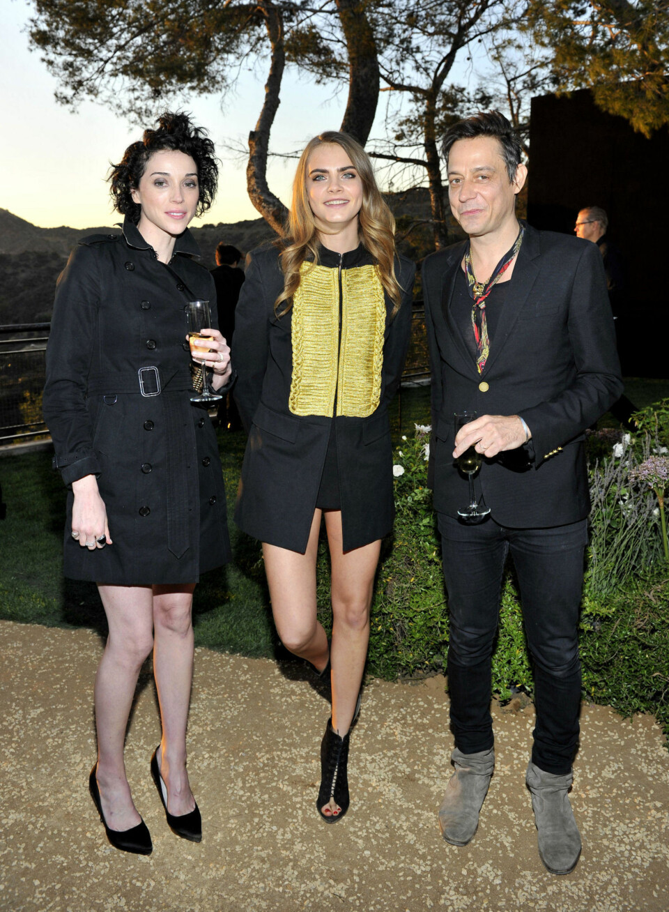 St. Vincent, eller Annie Clark (f.v.), Cara Delevingne og musiker Jamie Hince på Burberrys «London in Los Angeles»-event 16. april.