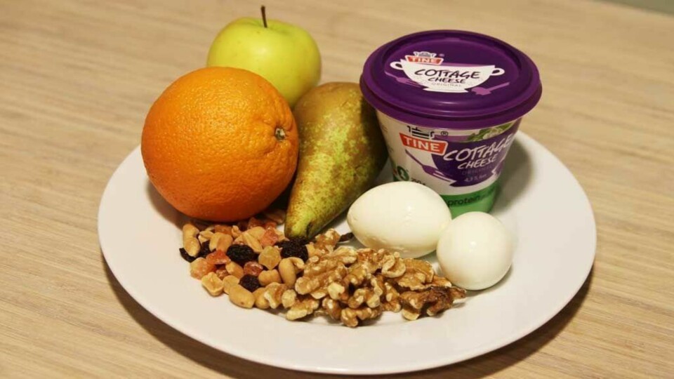 NÆRINGSRIK MAT: Ernæringsfaglig rådgiver Silje Bjørnstad forklarer at frukt bidrar med blant annet vitamin C og fiber, cottage cheese er en god kilde til proteiner, B-vitaminer og kalsium, og nøtter bidrar med både sunne fettsyrer, proteiner og flere vitaminer og mineraler.