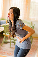 MENSENSMERTER: Mange kvinner opplever både magesmerter og kvalme under menstruasjonsperioden.