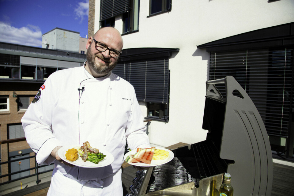 GRØNNSAKER PÅ GRILLEN: Kokken Espen Lie tipser om å grille mer frukt og grønt.