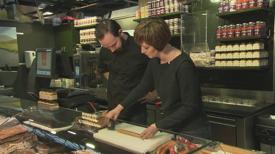 MÅLER: Finsbråten leverer hele 25 centimeter pølse mot IKEAs 19 centimeter og Statoils 18 centimeter, finner programleder Solveig Barstad og pølsemaker Daniel Byskov ut.