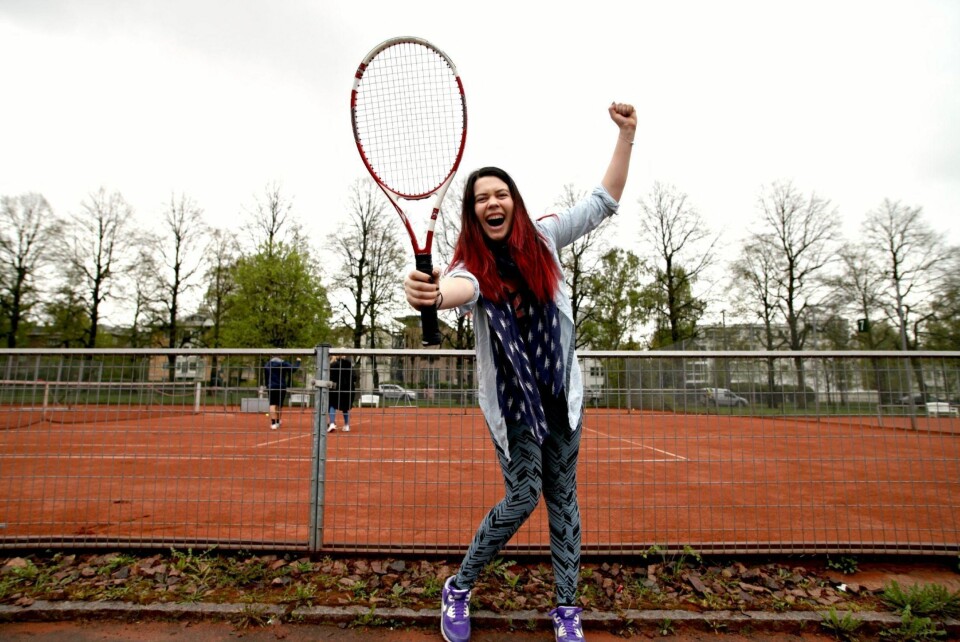 SEIER: Meget fornøyd og full av energi! Det å spille tennis viste seg å være både morsommere og enklere enn forventet. Foto: Side2