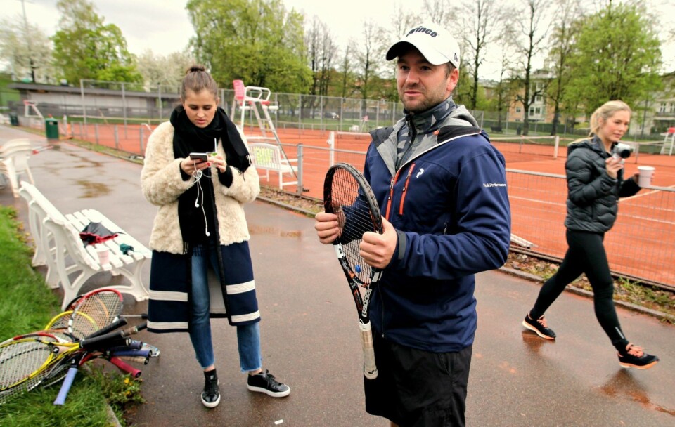 TENNISTRENER: Espen Foss er trener i Norges Tennisforbund, og stilte opp for å lære oss triksene som må til for å mestre tennis. Foto: Katinka Sletten