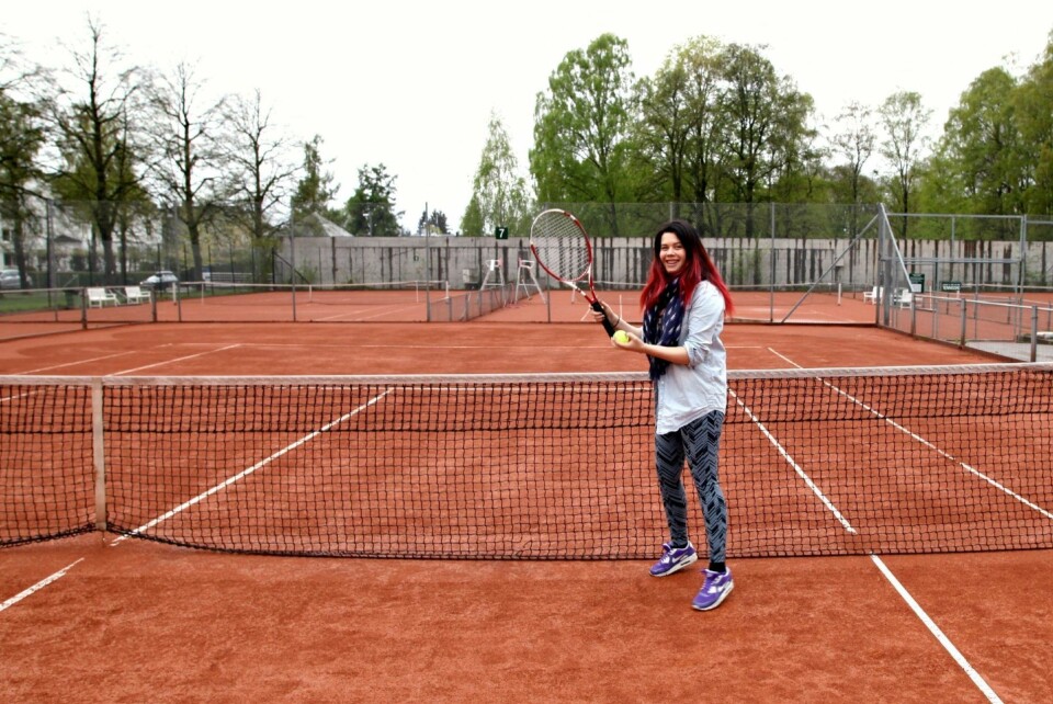 Engasjert: Jeg hadde aldri trodd at tennis var min greie, men nå som jeg har lært det har jeg blitt bitt av basillen. Dette er helt klart min type sport! Foto: Side2