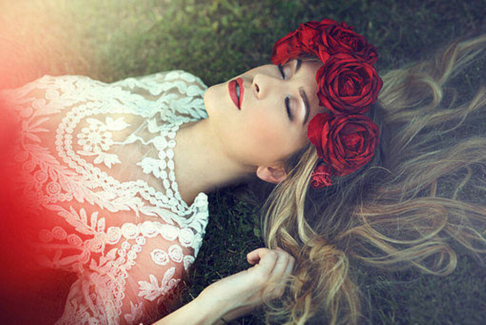 PLEI HÅRET: Den blonde fargen tar lett skade av saltvann og sommersol, derfor er det viktig å passe litt ekstra på i sommermånedene. Foto: Bulls