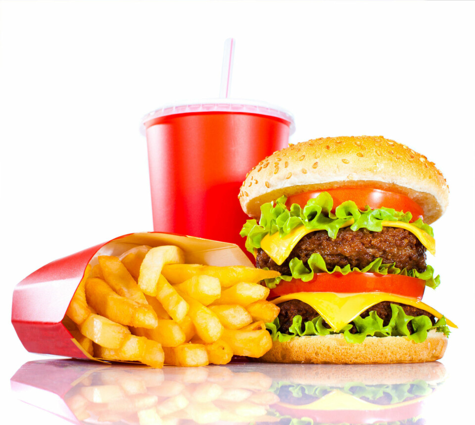 GODT, MEN USUNT: Det er mye fett, kalorier og sukker i et hamburgermåltid med brus og pommes frites.