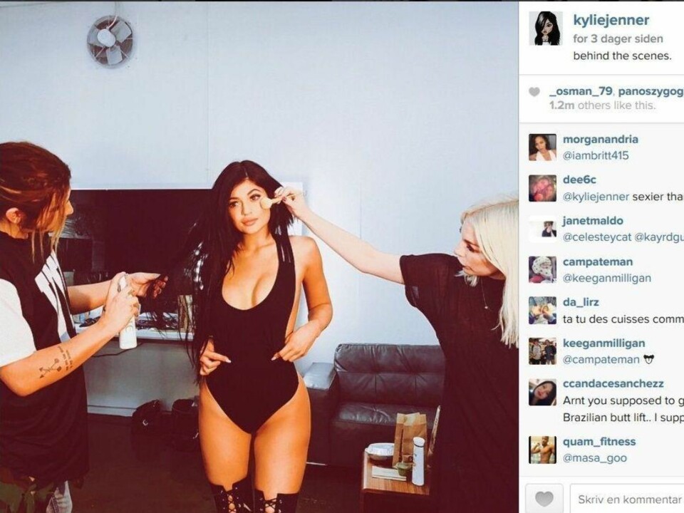KRITISERES: Kylie Jenner svarte kritikerne, ved å kanskje noe ironisk anerkjenne hva som ville komme. Vi synes hun ser fantastisk ut! Senere slettet hun teksten, og la inn en ny.
