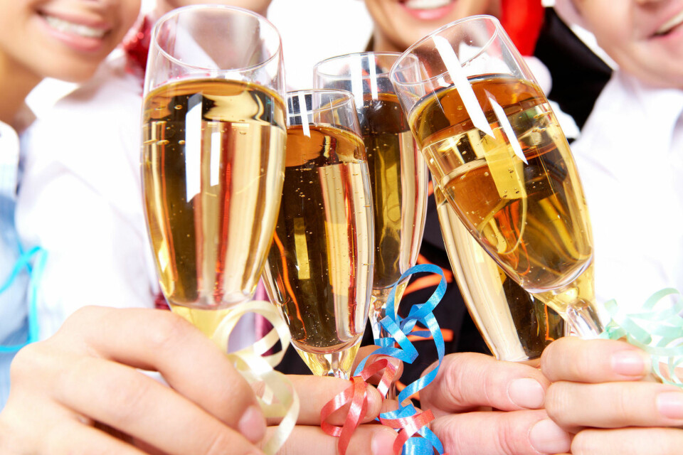 CHAMPAGNE og moro, men et mer edruelig inntak kan hjelpe på husken.
