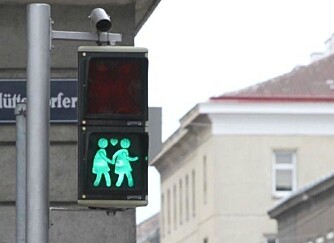 SAMME KJØNN: De originale trafikklysene i byen er byttet ut med egne Eurovision-versjoner, hvor det er par i samme kjønn som krysser gata.