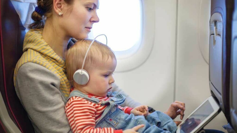 ROLIG FLYTUR: Mange foreldre kjenner nok igjen dette bildet. Men selv om ungene maser om å få se nettbrett hjemme, er det ikke sikkert tålmodigheten varer like lenge på flyturen.
