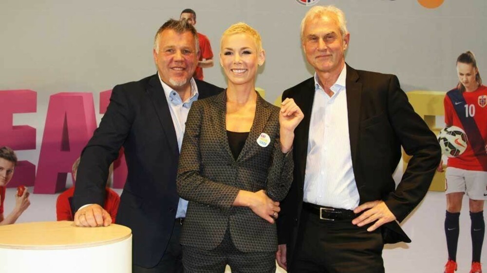 Gunhild Stordalen her sammen med administrerende direktør i BAMA og generalsekretær i Norges Fotballforbund, Kjetil Siem.