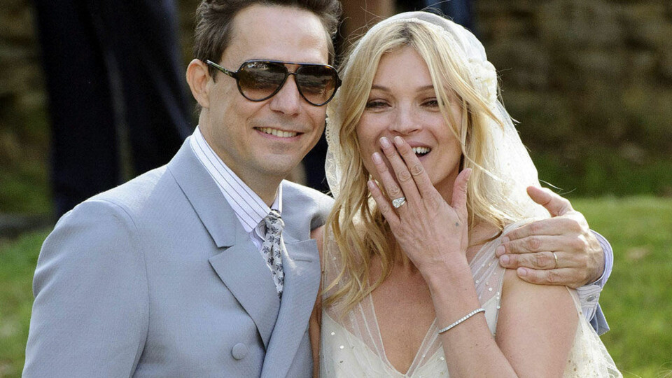 KATE MOSS var et eneste stort smil etter vielsen. Her poserer bruden og brudgommen, Jamie Hince, for fotografene.