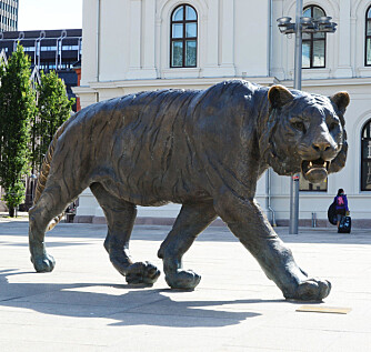 Tigeren på Jernbanetorget illustrerer at Oslo kalles Tigerstaden.