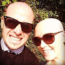 FORVIRRENDE: Både Aimee og kjæresten er uten hår. Det kan by på forvirring når de sitter i behandlingsrommet. Foto: Privat