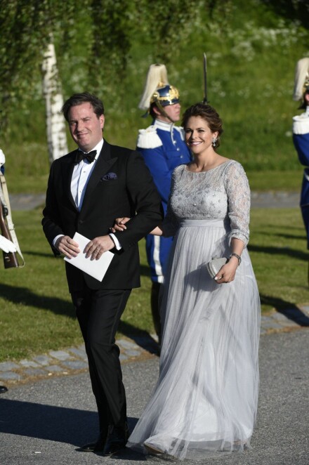 Chris og prinsesse Madeleine kom direkte til festen i går kveld, fredag. De var ikke om bord på båten først sammen med de andre gjestene.