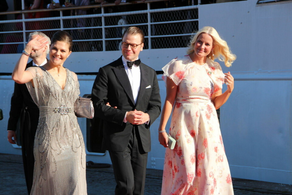 Prins Daniel tok ansvar og fulgte både kronprinsesse Victoria og Mette-Marit opp den røde løperen i går.