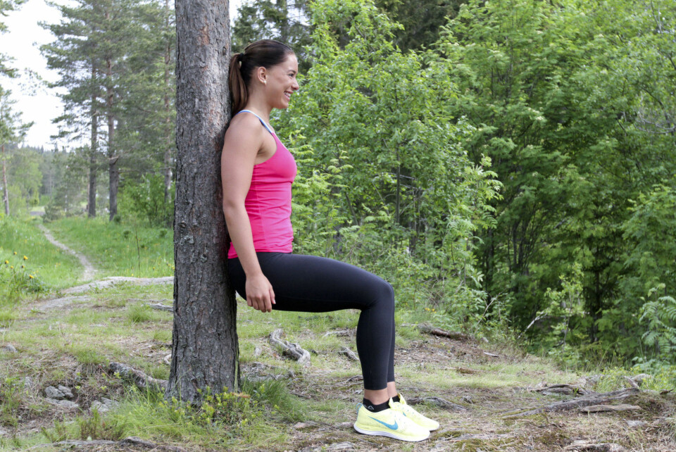WALL-SIT: En hard, statisk øvelse du sikkert har gjort før. Den er effektiv for både rumpe og lår! Ta tiden på deg selv eller se hvem som klarer å sitte lengst.