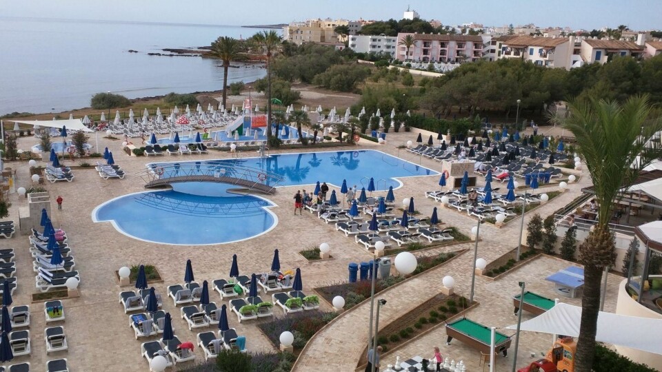 STILLE FØR STORMEN: De mest rutinerte gjestene har selvfølgelig vært på solseng-jakt før frokost.