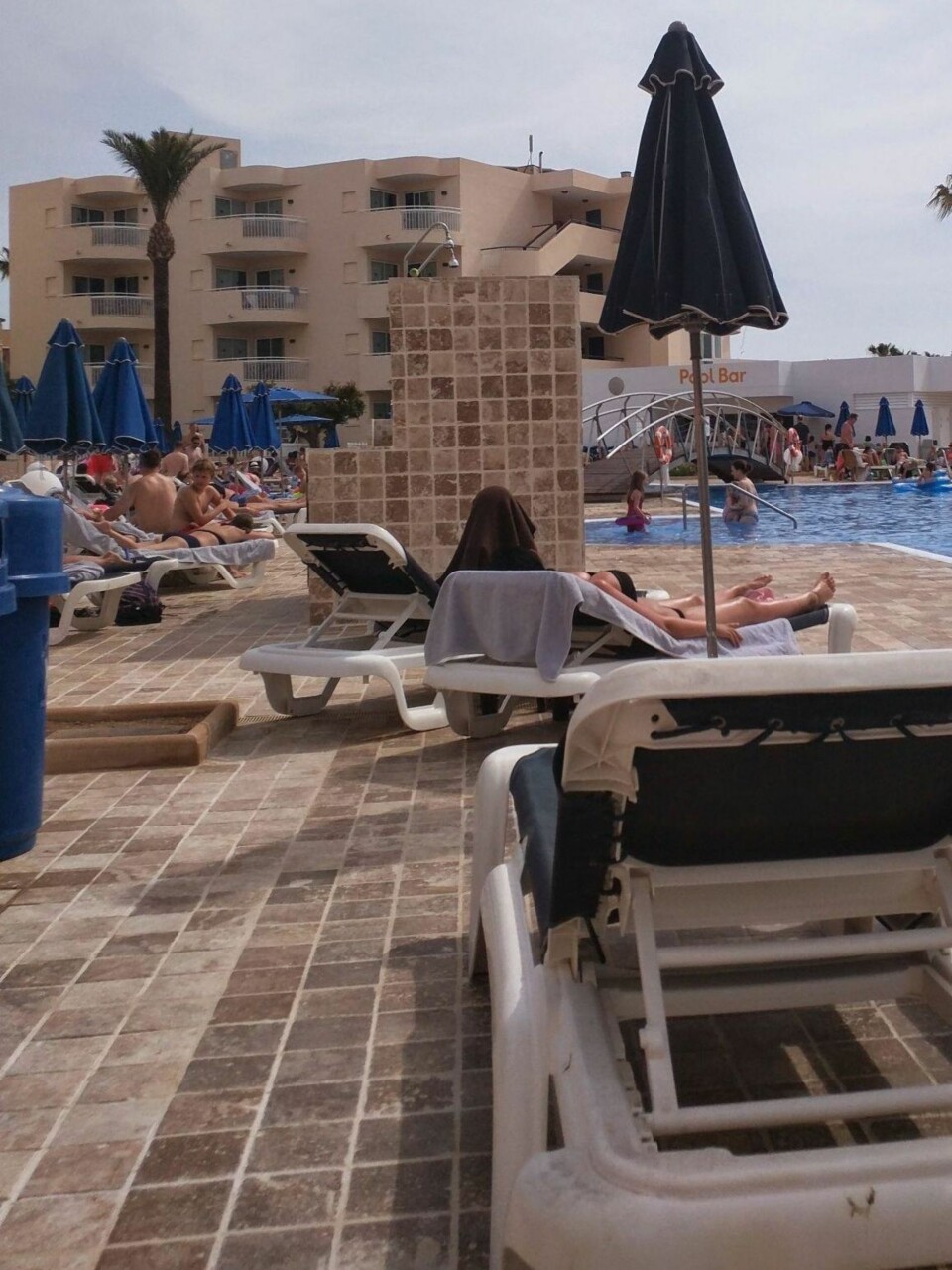 SOLSENGA PÅ SKRÅ MOT SOLA: For å være sikker på at man får sol...