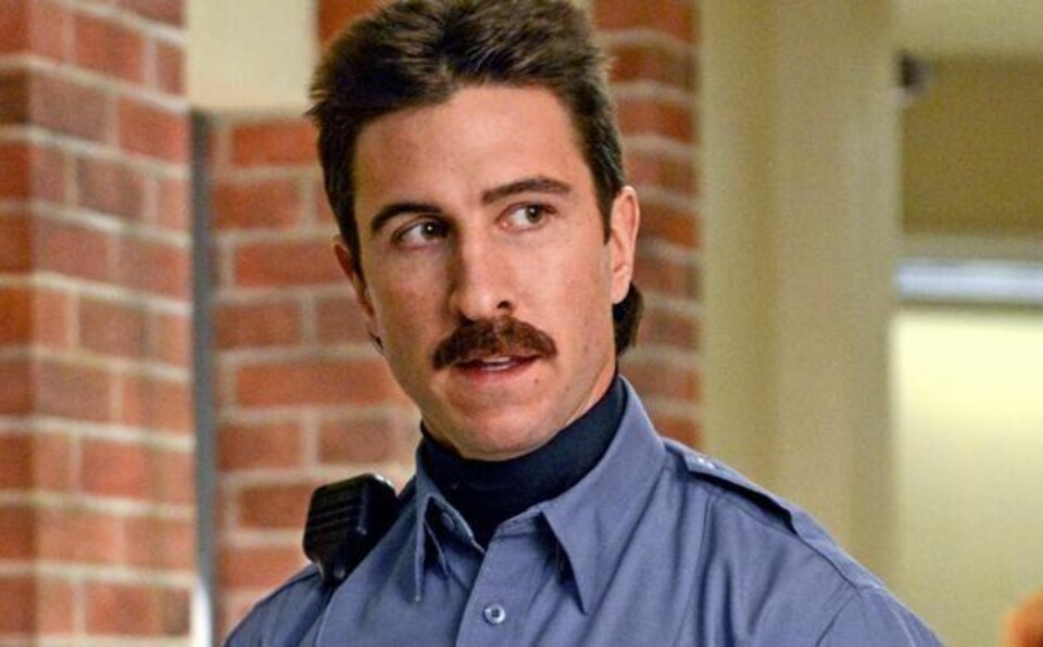 KVITTET SEG MED BARTEN: «Pornstache» hart kvittet seg med barten, og ser helt annerledes ut i sin ntye rolle. Foto: Netflix