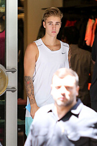 SHOPPING: Justin Bieber dukket opp på shopping med to unge jenter. Foto: Bulls