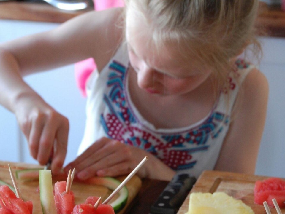 MELONFIGURER PÅ PINNE: Skallet av melonen kan brukes til å lage små blomster.