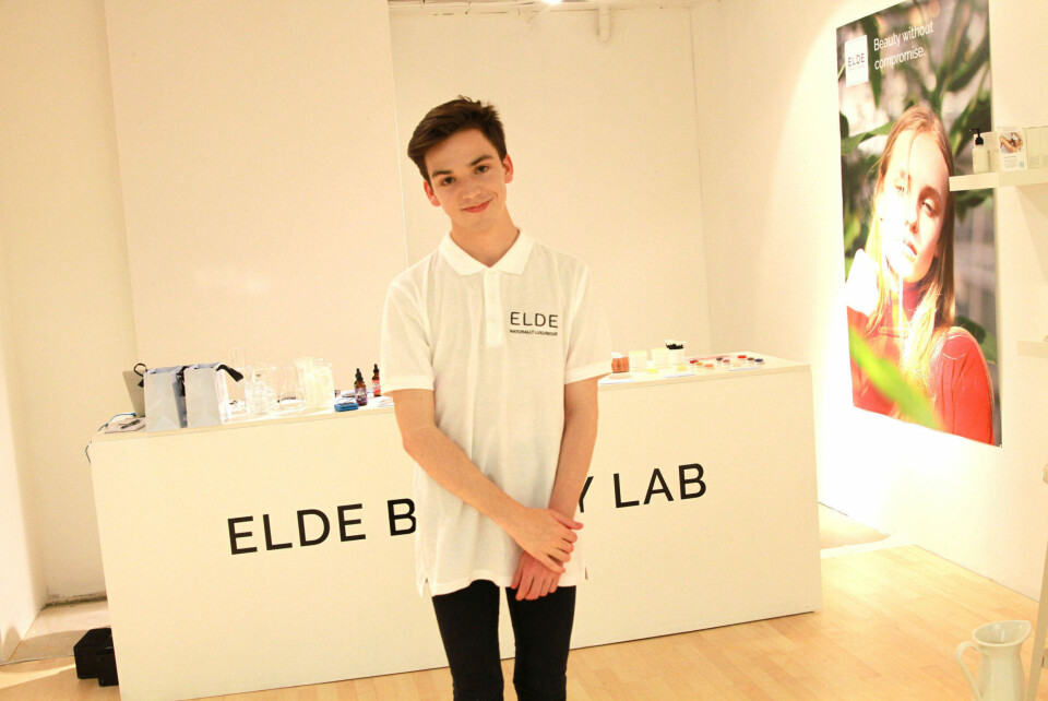 Vemund Eldegard (18) er grunnlegger og eier av hudpleiemerket Elde. Denne sommeren har han pop-up store på Aker Brygge.