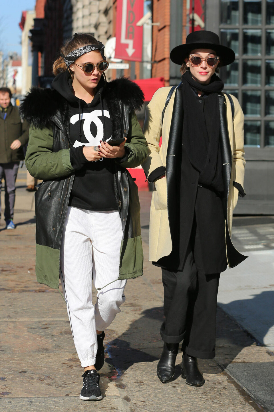 Cara Delevingne og St. Vincent i New York i mars i år.