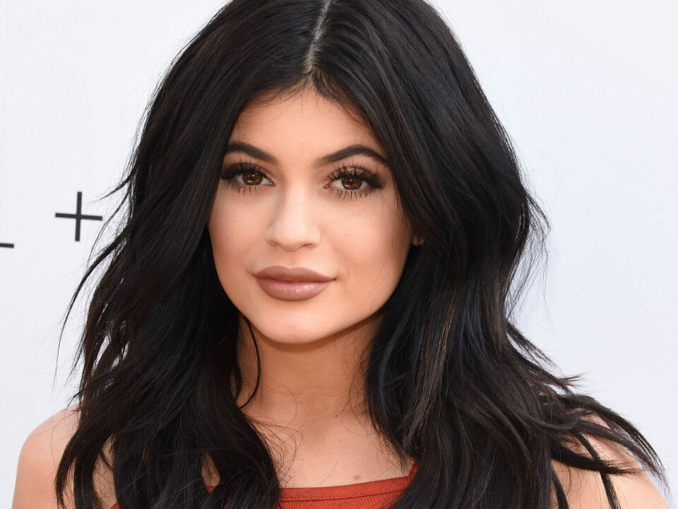 KYLIE JENNER med pannelugg.