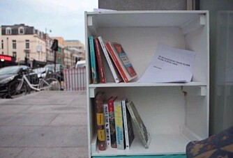 BØKER: Her kan man lese bøker, så lenge man lar dem ligge igjen til nestemann. FOTO: CC BY-ND, Immo Klink and Marco Godoy.