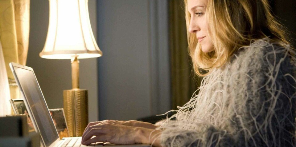 LATSKAP: Du orker rett og slett ikke reise deg fra pulten. Og blir gjerne sittende der når du først har satt deg ned. Foto: HBO / Sex and the City