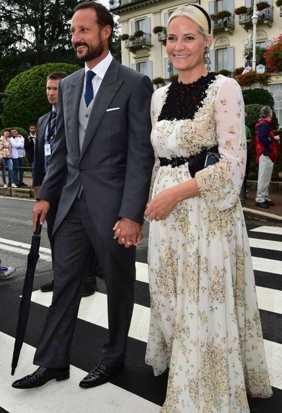 Her iført kjole fra Giambattista Valli.