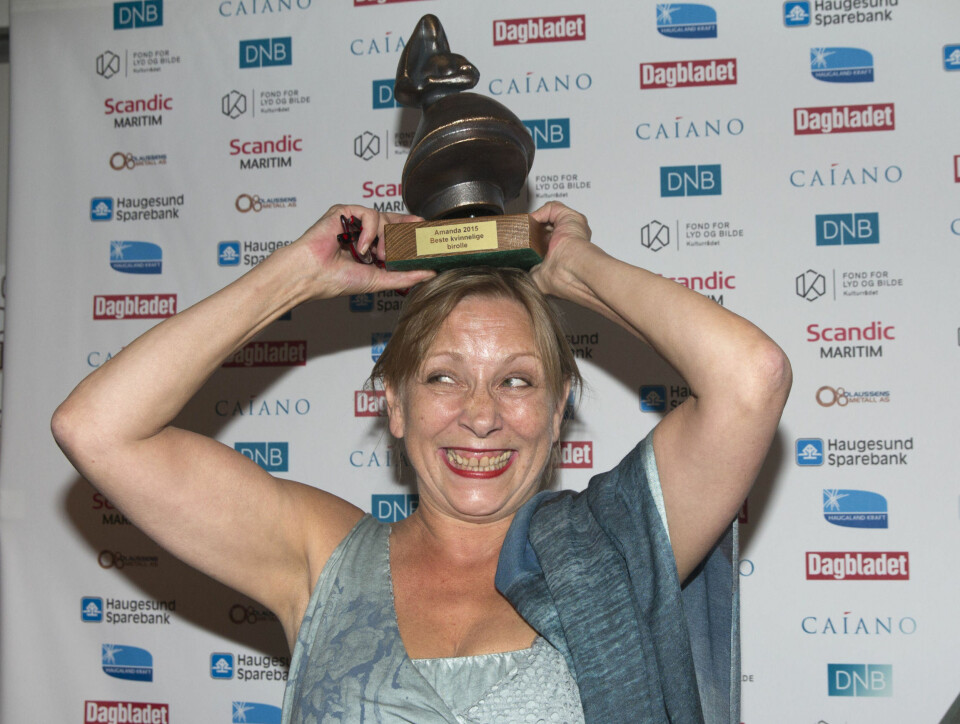 VELDIG GLAD: Anne Krigsvoll vant prisen for beste kvinnelige birolle for Kvinner i for store herreskjorter.